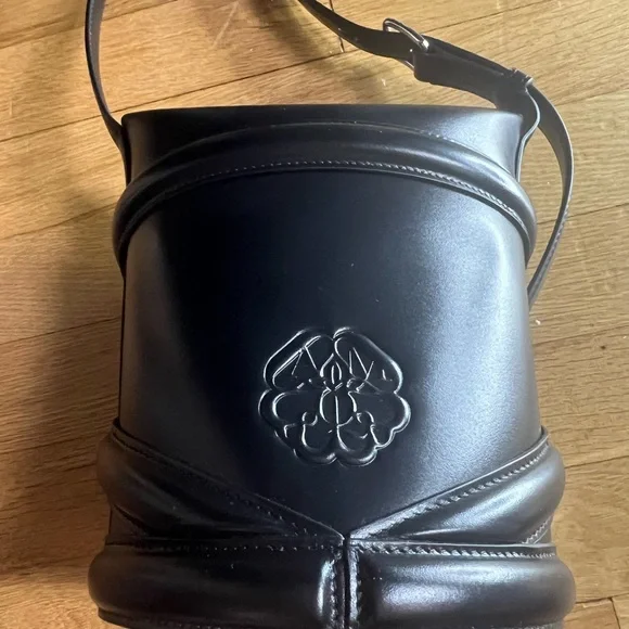 Alexander McQueen The Curve Bucket Bag in Black - Picture 6 of 11
